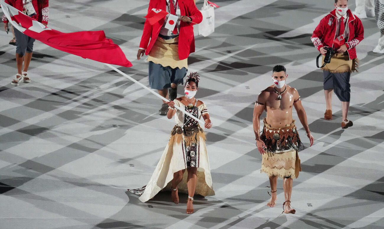 東京五輪の開会式に入場するトンガの選手団。右手前はピタ・タウファトファ（2021年7月撮影）