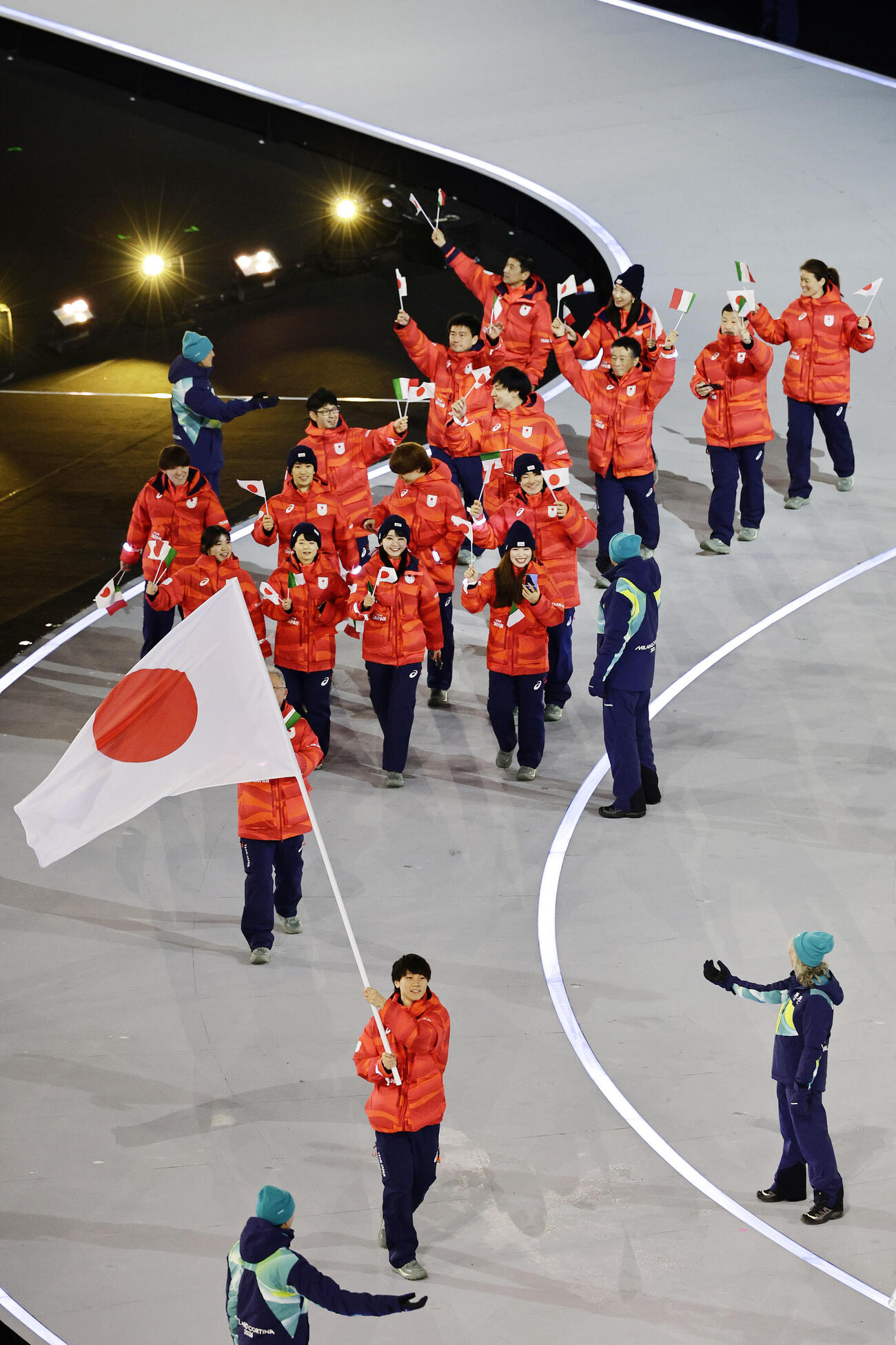 開会式で、旗手の森重を先頭に入場行進する日本選手団（代表撮影）