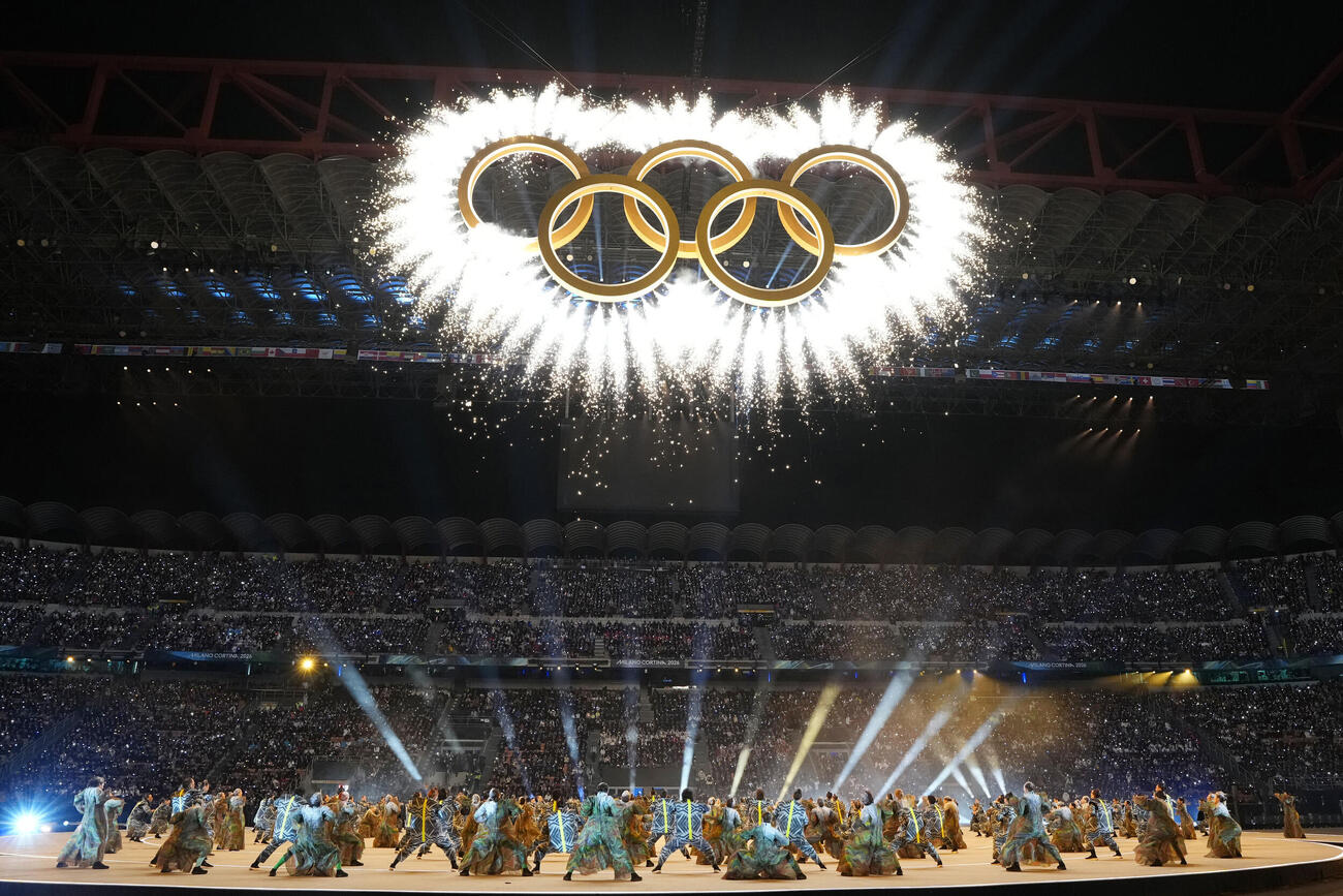 ミラノ・コルティナ五輪の開会式に登場した五輪マーク（代表撮影）