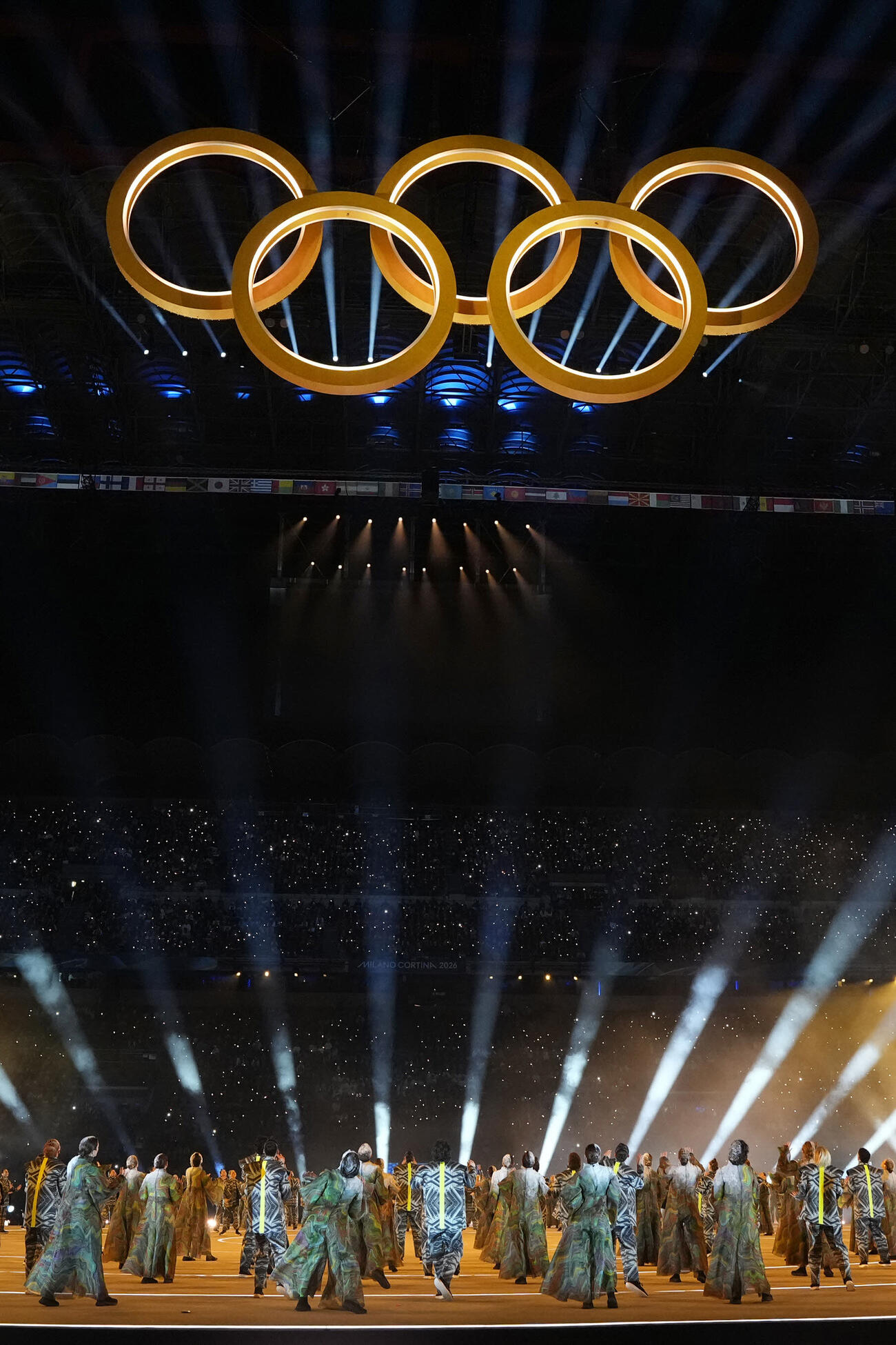 ミラノ・コルティナ五輪の開会式に登場した五輪マーク（代表撮影）