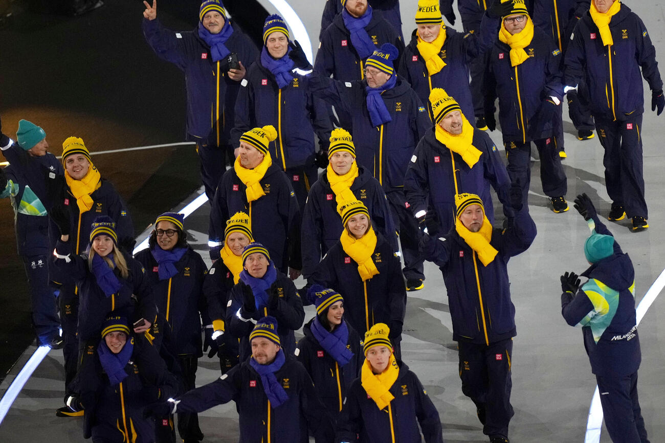 ユニクロのユニホームを着てミラノ・コルティナ五輪の開会式に入場するスウェーデン選手団（AP）