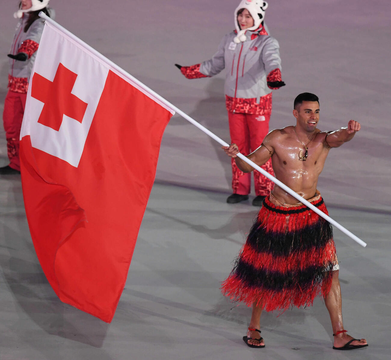 18年2月、平昌五輪開会式で、上半身裸で行進するトンガのピタ・タウファトファ