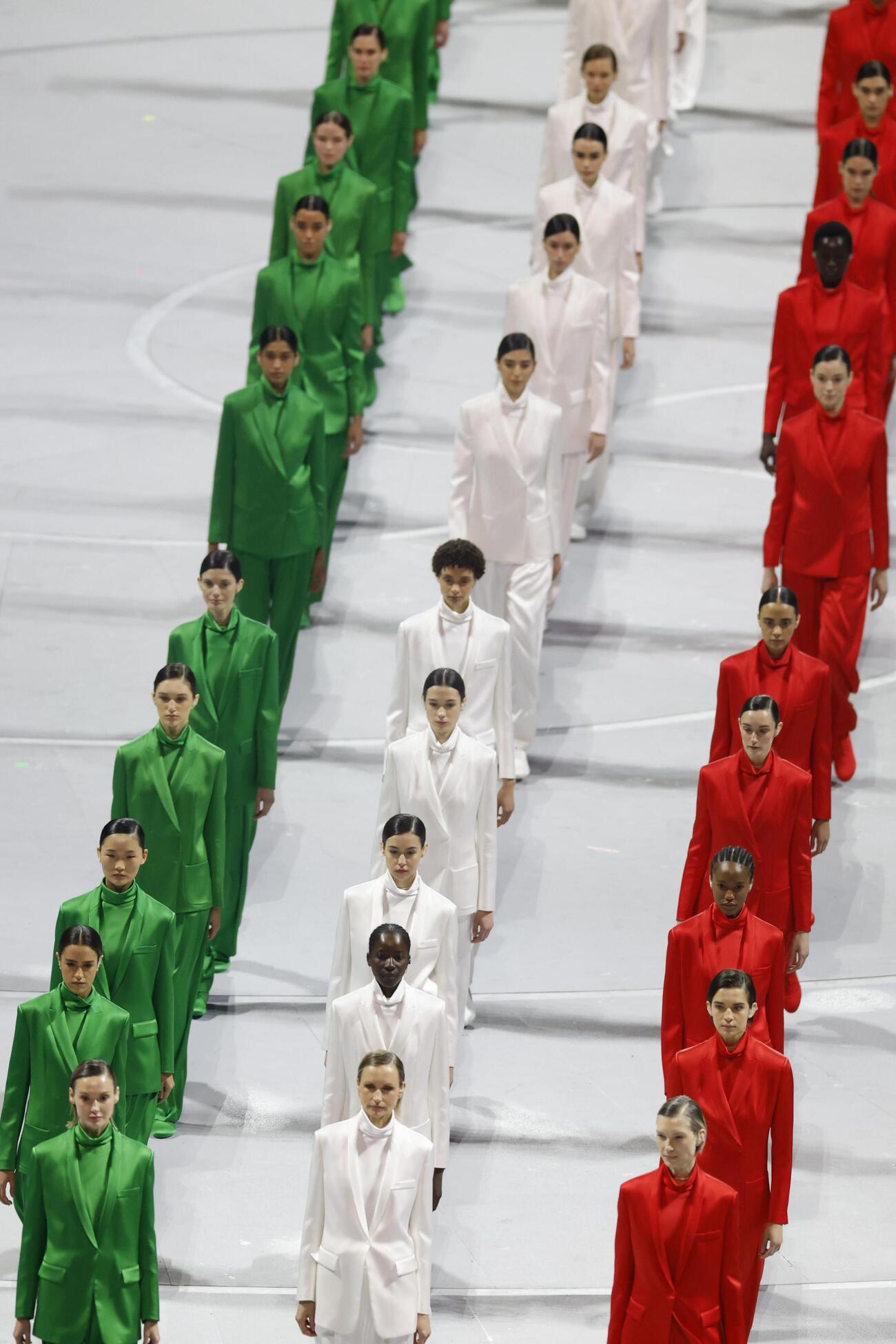 ジョルジオ・アルマーニさんが創作した衣装をまとう人たち＝6日、イタリア・ミラノ（共同）