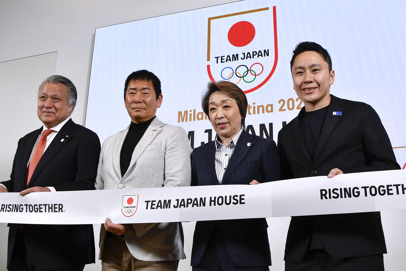 ミラノ・コルティナ冬季五輪関係者らの交流拠点の内覧会で、写真に納まるJOCの橋本聖子会長（右から2人目）ら＝5日、イタリア・ミラノ（共同）
