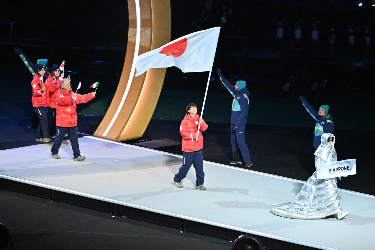 ミラノ・コルティナ五輪の開会式で旗手を務めるスピードスケートの森重（中央）（撮影・パオロ　ヌッチ）