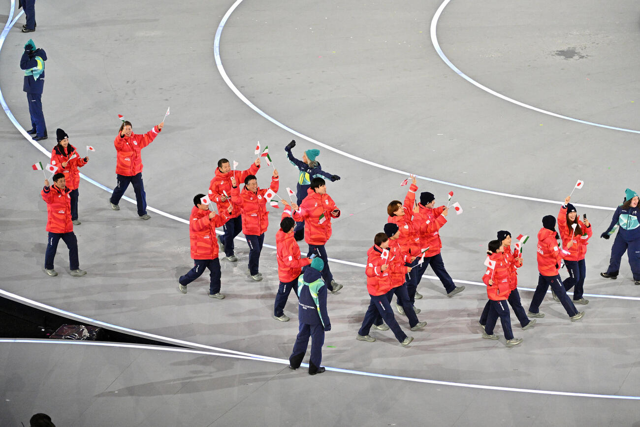ミラノ・コルティナ五輪の開会式で入場行進する日本選手団（撮影・パオロ　ヌッチ）