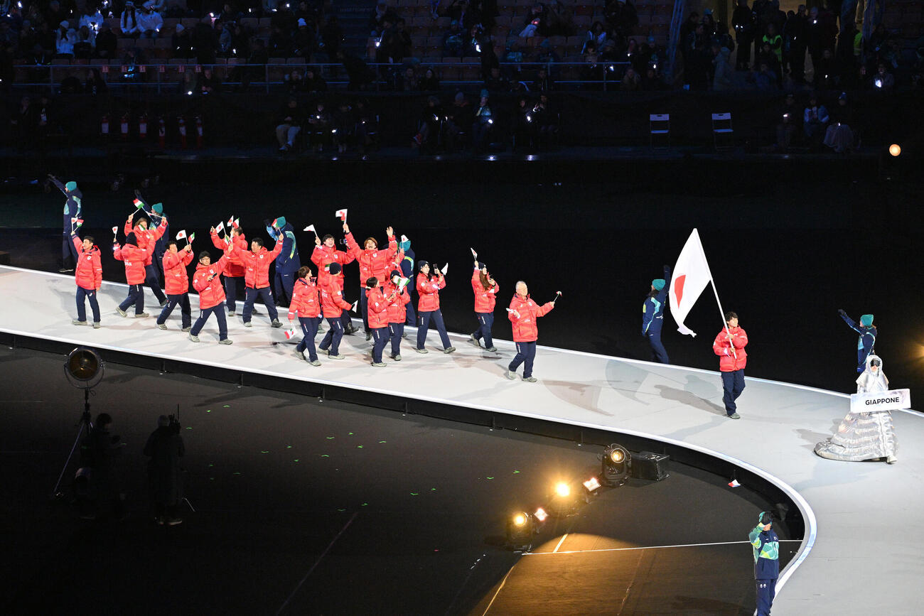 ミラノ・コルティナ五輪の開会式で旗手の森重を先頭に入場行進する日本選手団（撮影・パオロ　ヌッチ）