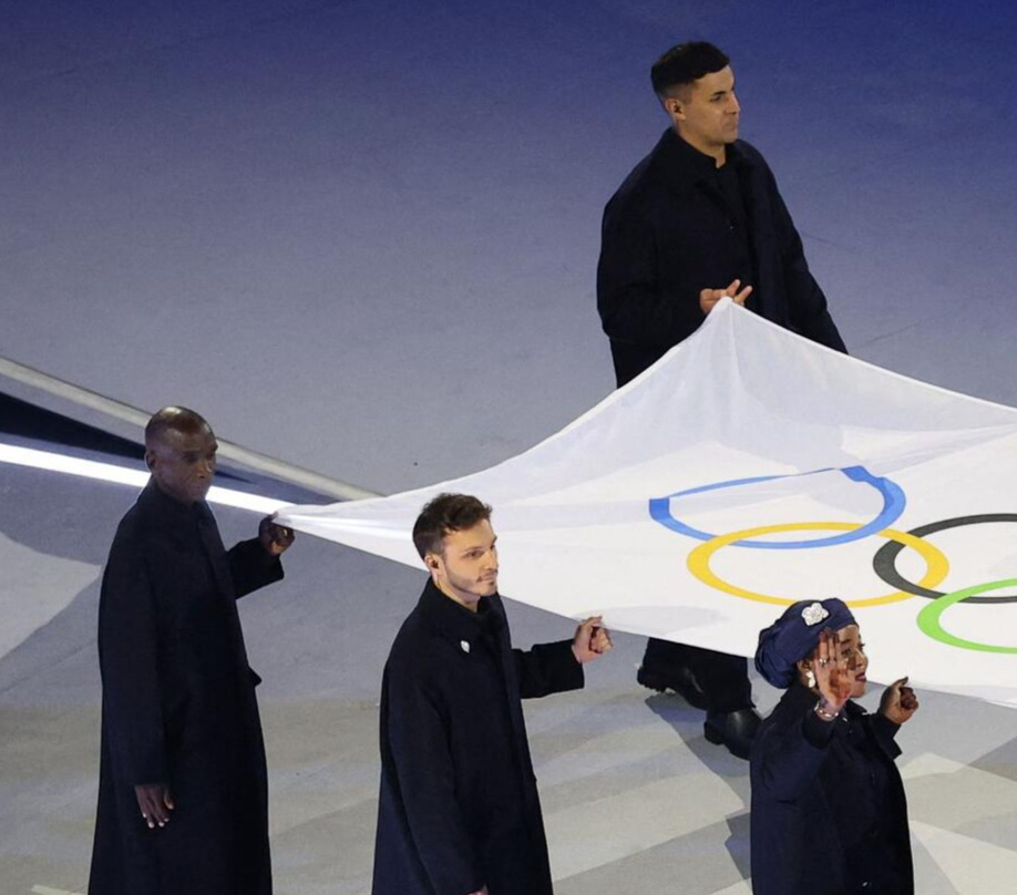 ミラノ・コルティナ五輪の開会式で五輪旗を運ぶピタ・タウファトファ（上）、エリウド・キプチョゲ（手前左端）ら（ロイター）