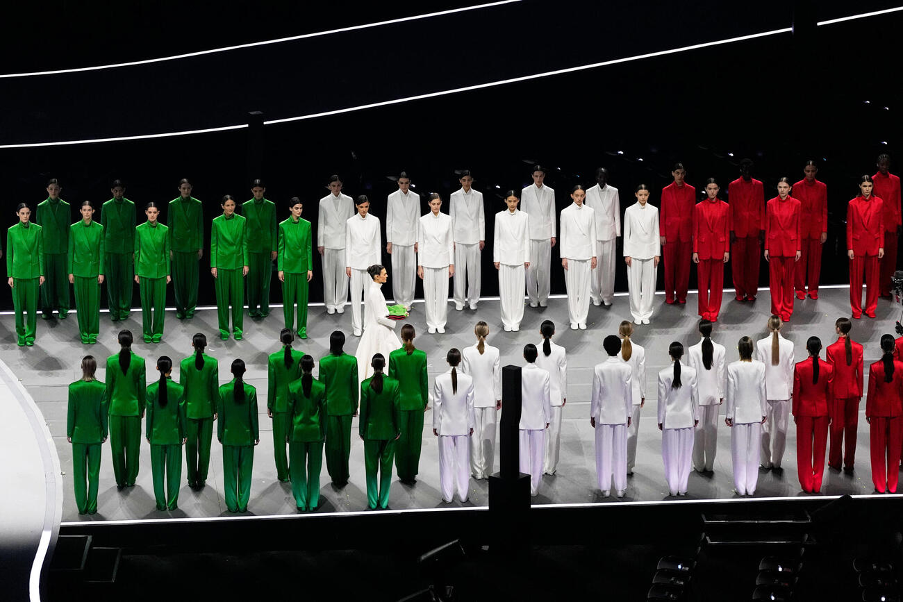 五輪開会式でジョルジオ・アルマーニさんが創作した衣装をまとう人たち（AP）