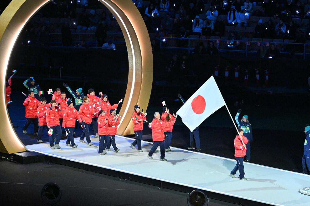 ミラノ・コルティナ五輪の開会式で旗手の森重を先頭に入場行進する日本選手団（撮影・パオロ　ヌッチ）