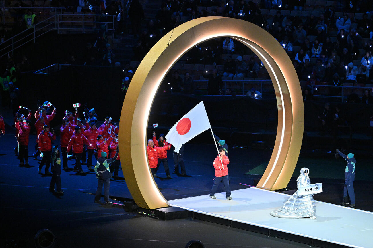ミラノ・コルティナ五輪の開会式で旗手の森重を先頭に入場行進する日本選手団（撮影・パオロ　ヌッチ）