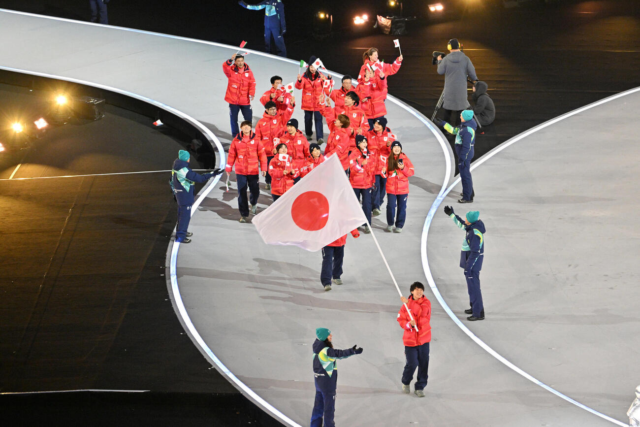 ミラノ・コルティナ五輪の開会式で旗手の森重を先頭に入場行進する日本選手団（撮影・パオロ　ヌッチ）