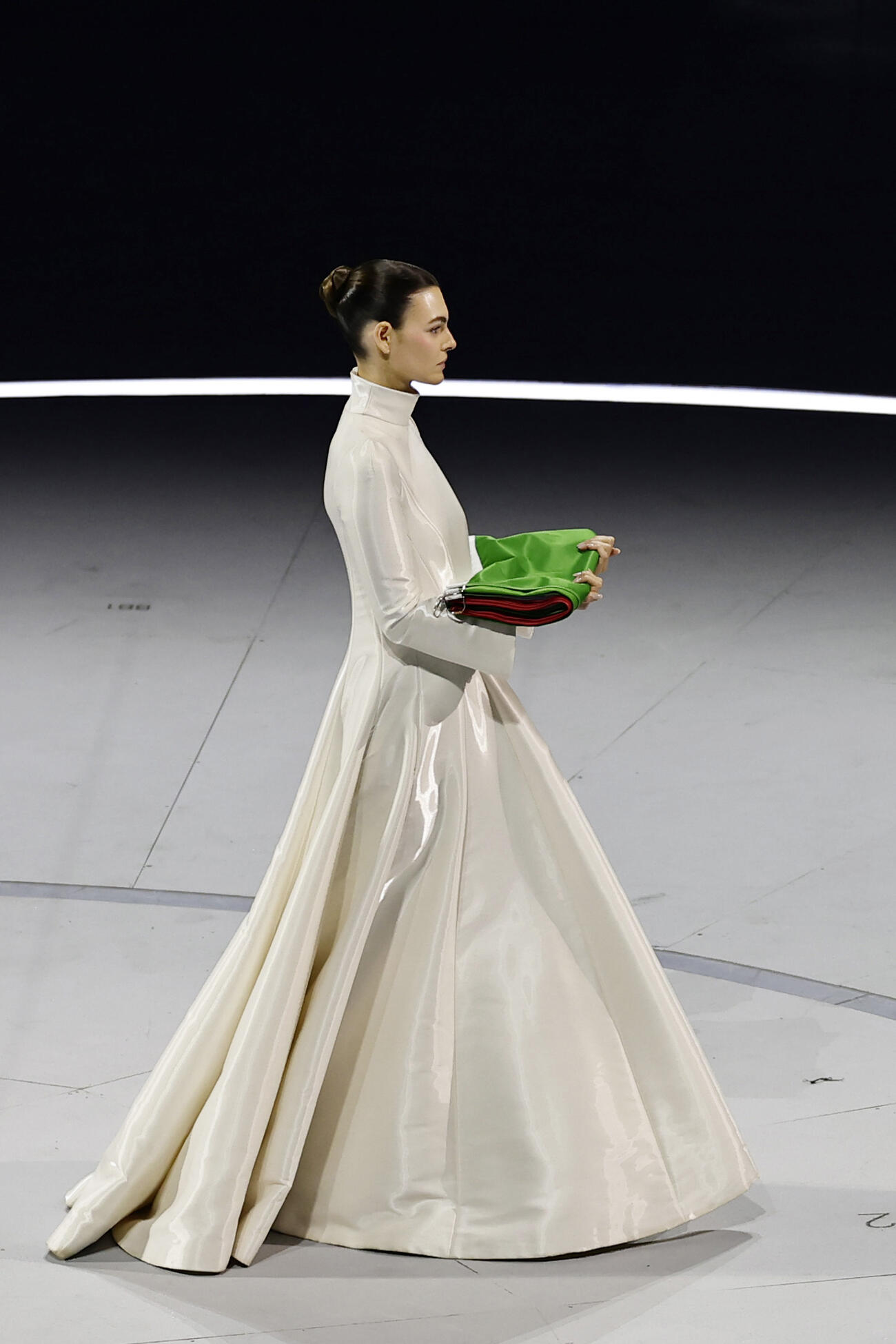 開会式でイタリア国旗を運ぶビットリア・チェレッティさん（共同）