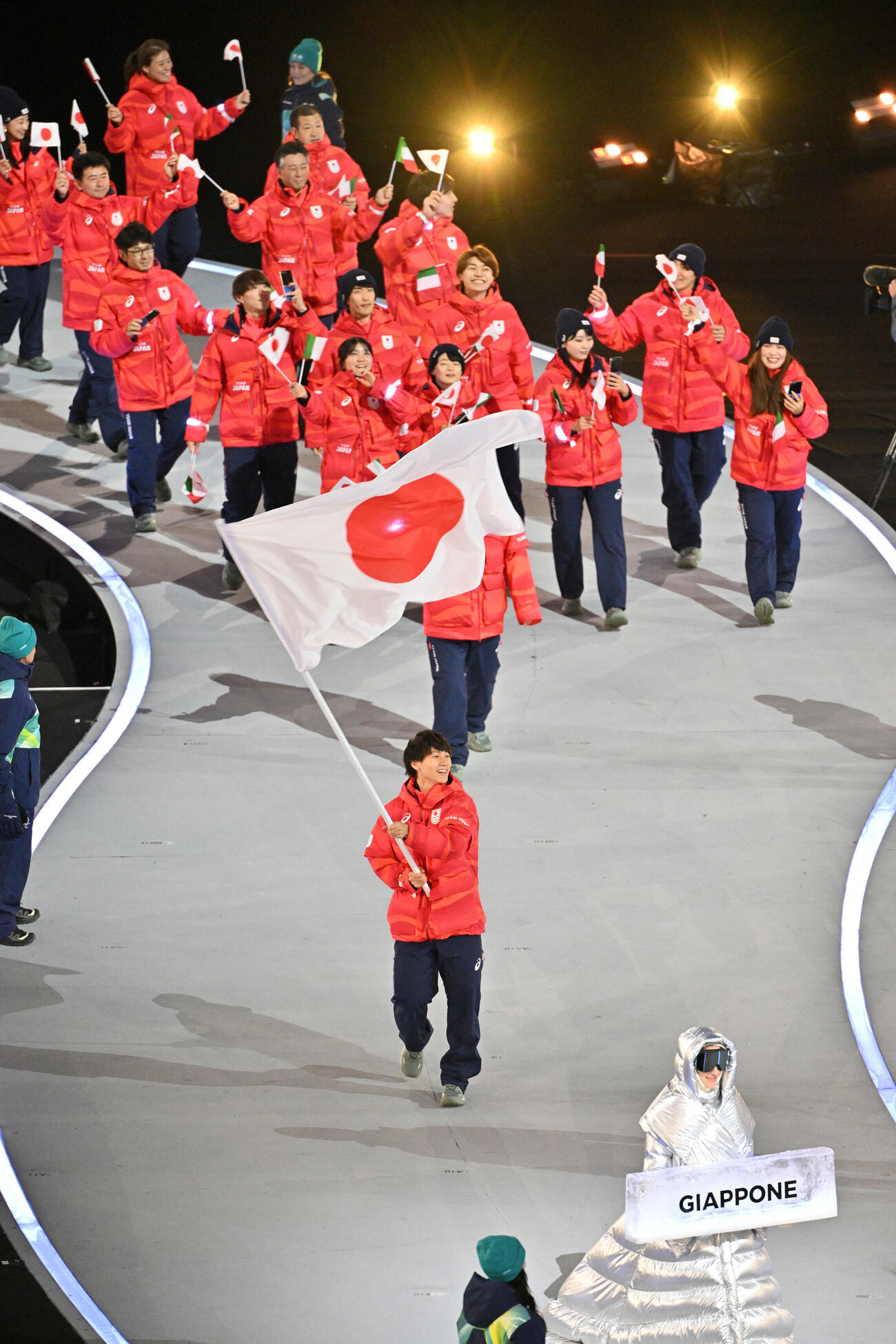 ミラノ・コルティナ五輪の開会式で旗手の森重を先頭に入場行進する日本選手団（撮影・パオロ　ヌッチ）