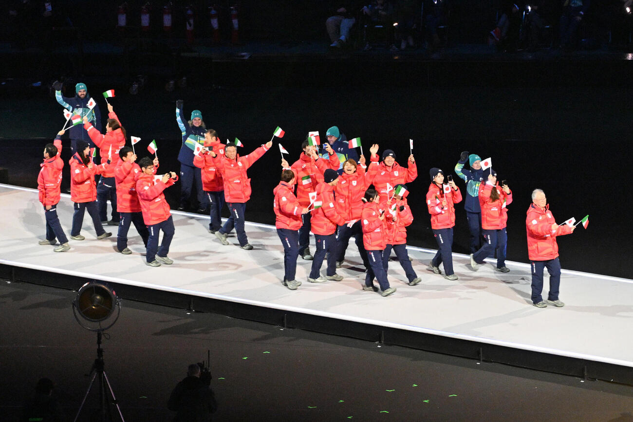 ミラノ・コルティナ五輪の開会式で入場行進する日本選手団（撮影・パオロ　ヌッチ）