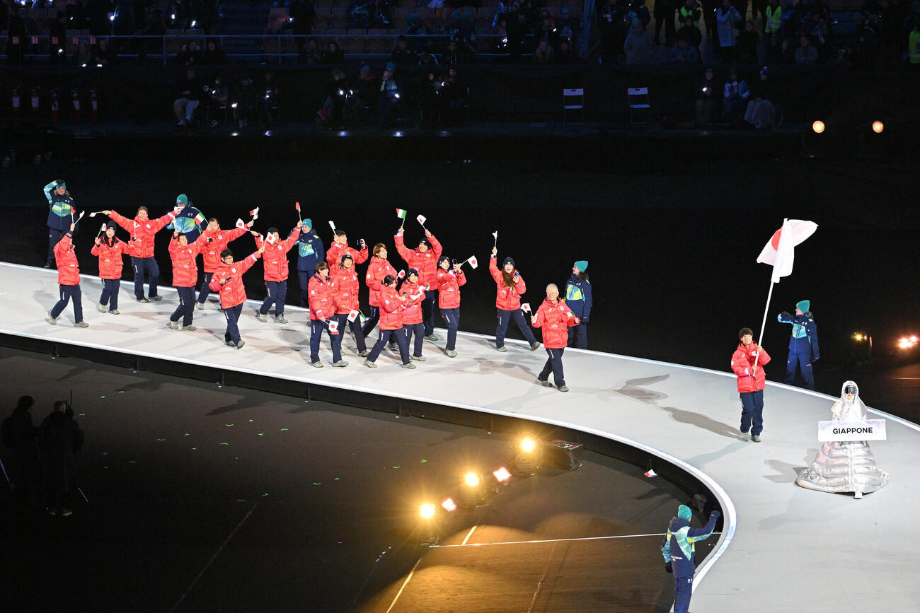 ミラノ・コルティナ五輪の開会式で旗手の森重を先頭に入場行進する日本選手団（撮影・パオロ　ヌッチ）
