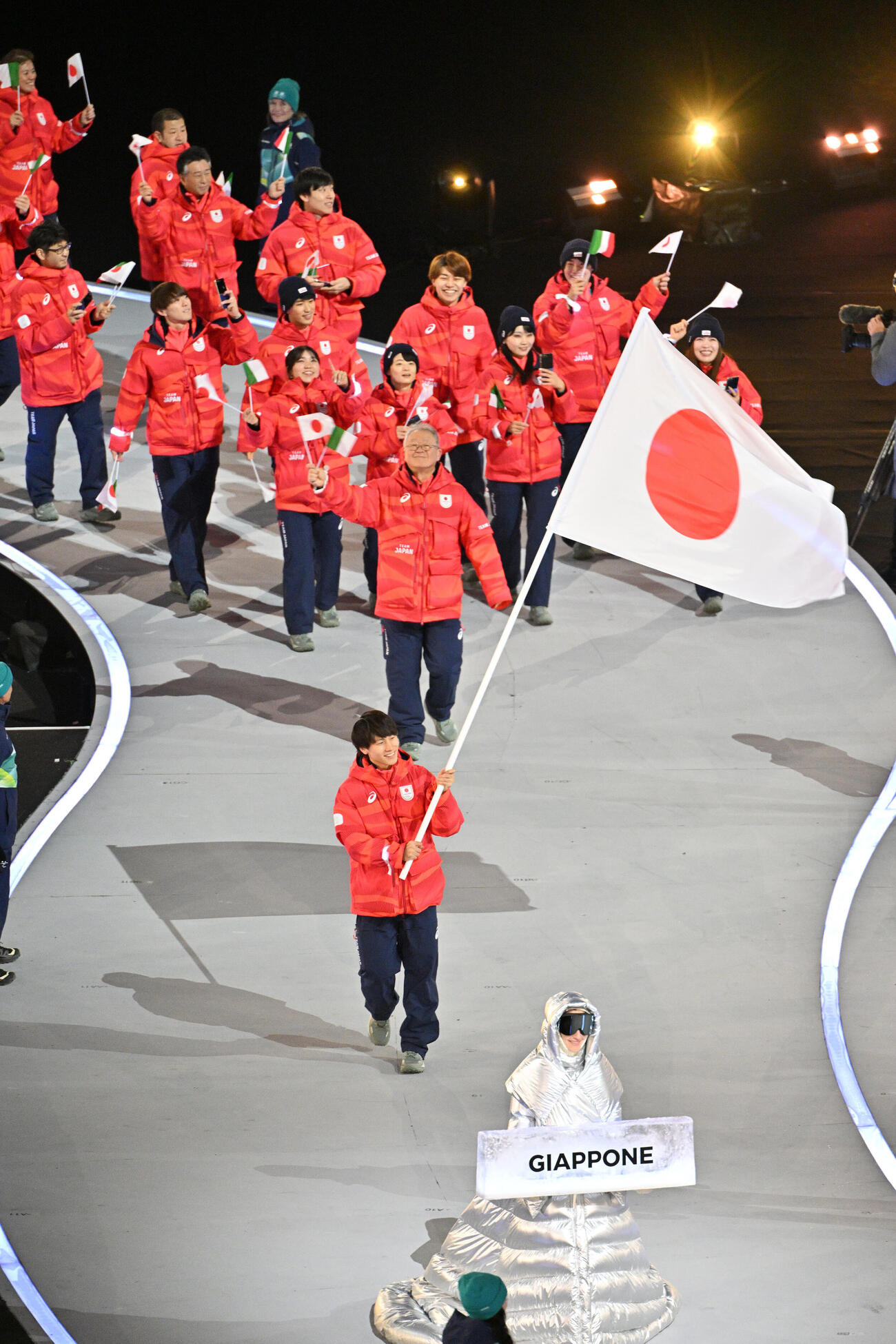 ミラノ・コルティナ五輪の開会式で旗手の森重を先頭に入場行進する日本選手団（撮影・パオロ　ヌッチ）