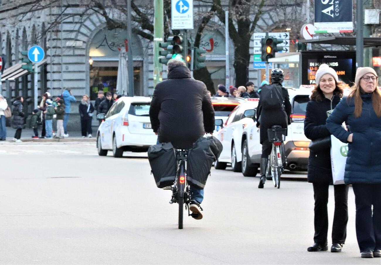 全速力で自転車をこいだ男性の後ろ姿（撮影・藤塚大輔）