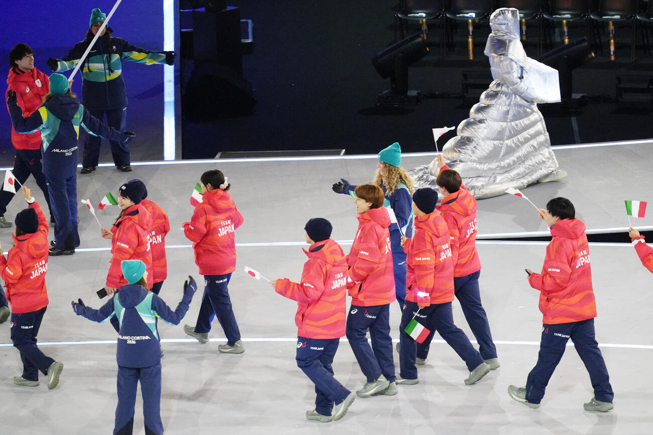ミラノ・コルティナ五輪の開会式で入場行進する日本選手団（撮影・パオロ　ヌッチ）