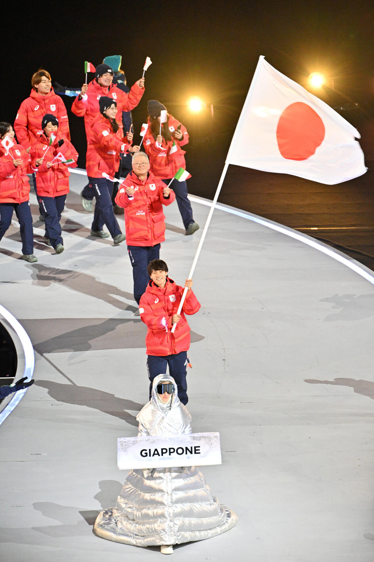 ミラノ・コルティナ五輪の開会式で旗手の森重を先頭に入場行進する日本選手団（撮影・パオロ　ヌッチ）