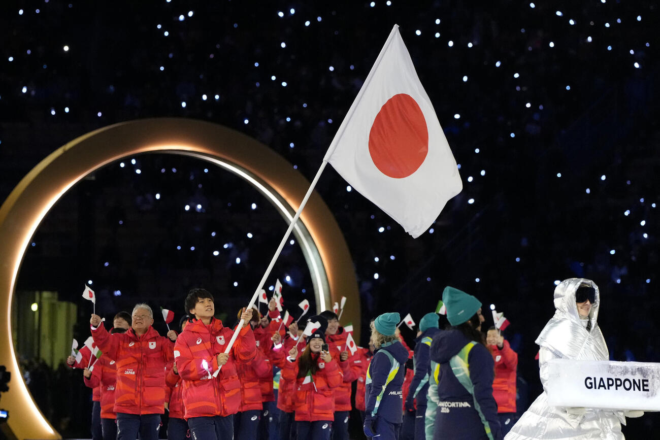 開会式で旗手の森重（左から2人目）を先頭に入場行進する日本選手団（代表撮影）