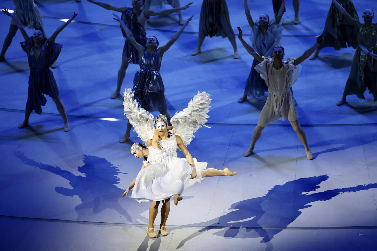 ミラノ・コルティナ五輪の開会式のアトラクションで踊る人たち（代表撮影）