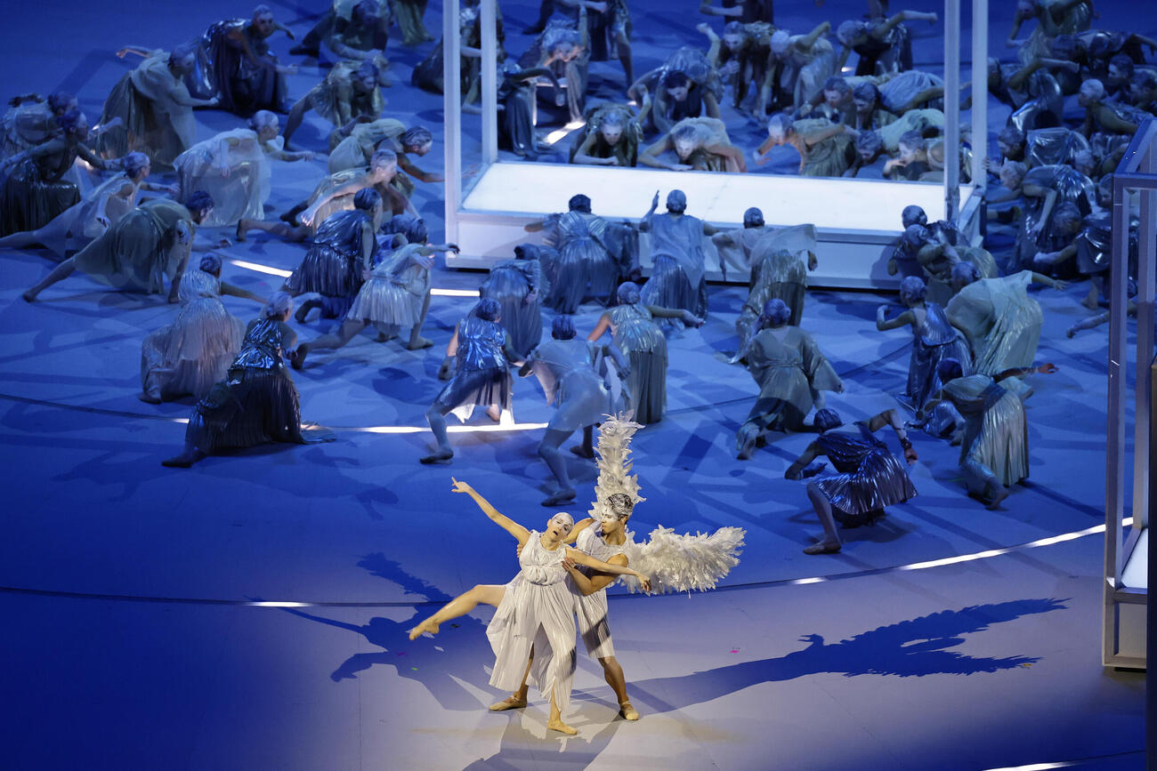 ミラノ・コルティナ五輪の開会式のアトラクションで踊る人たち（代表撮影）