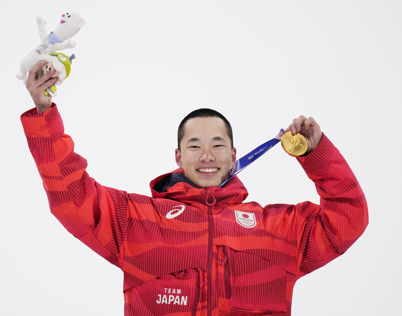 男子ビッグエアで優勝し、笑顔で金メダルを掲げる木村葵来＝リビーニョ（共同）
