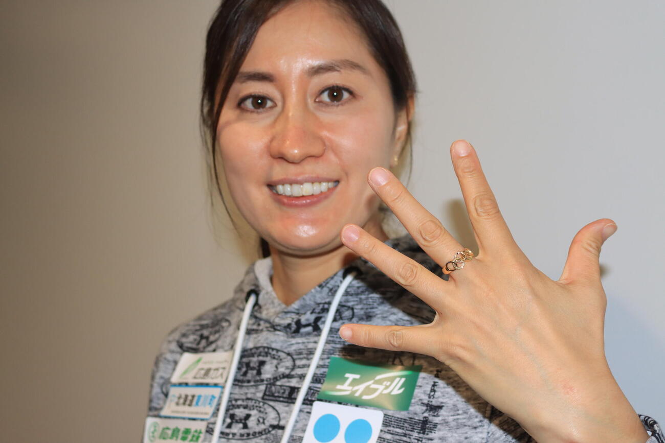 五輪リングを見せるスノーボード女子の竹内智香（2021年8月撮影）
