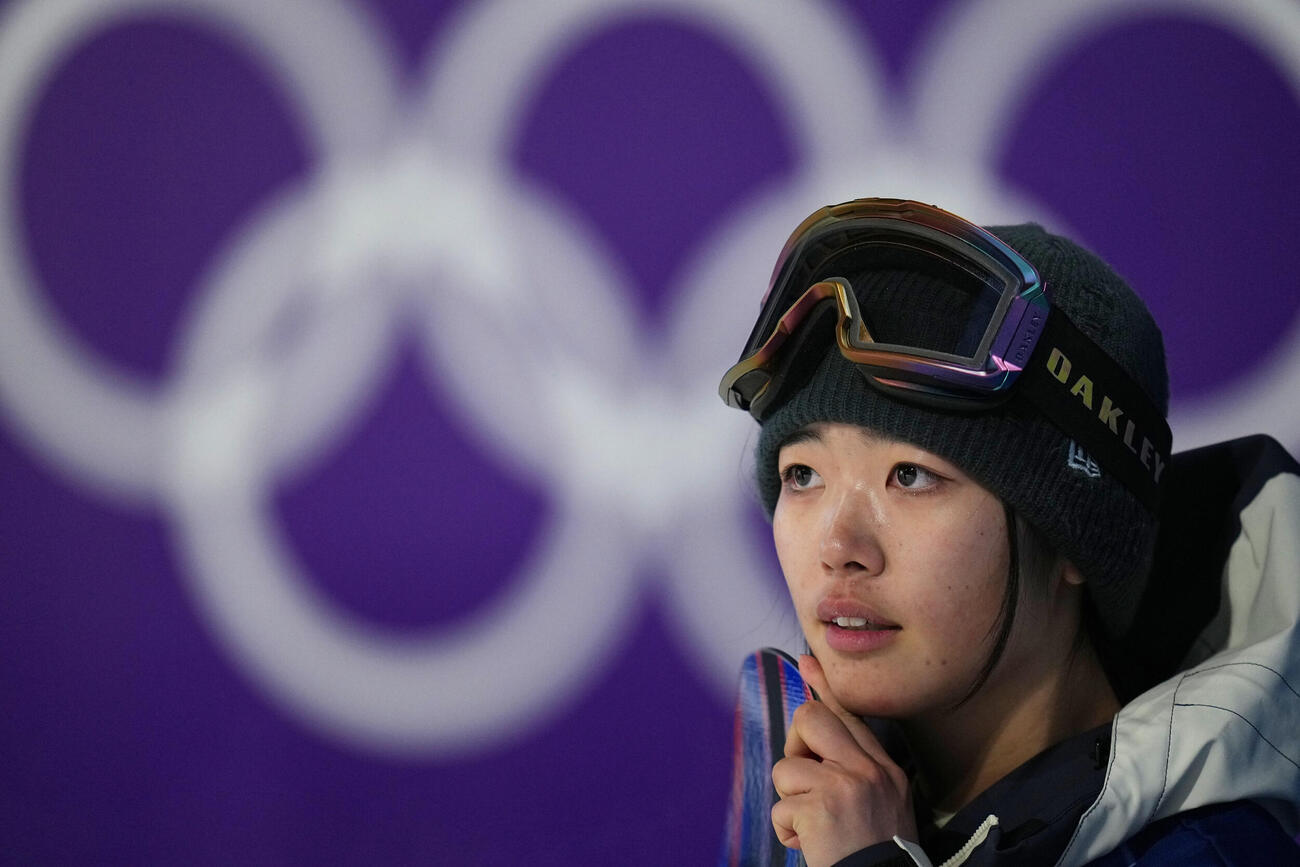 スノーボード女子ビッグエア予選　1回目のジャンプを終えた鈴木萌々（AP）