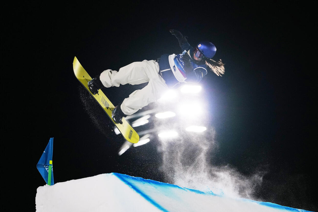 スノーボード女子ビッグエア予選　鈴木萌々の1回目のジャンプ（AP）