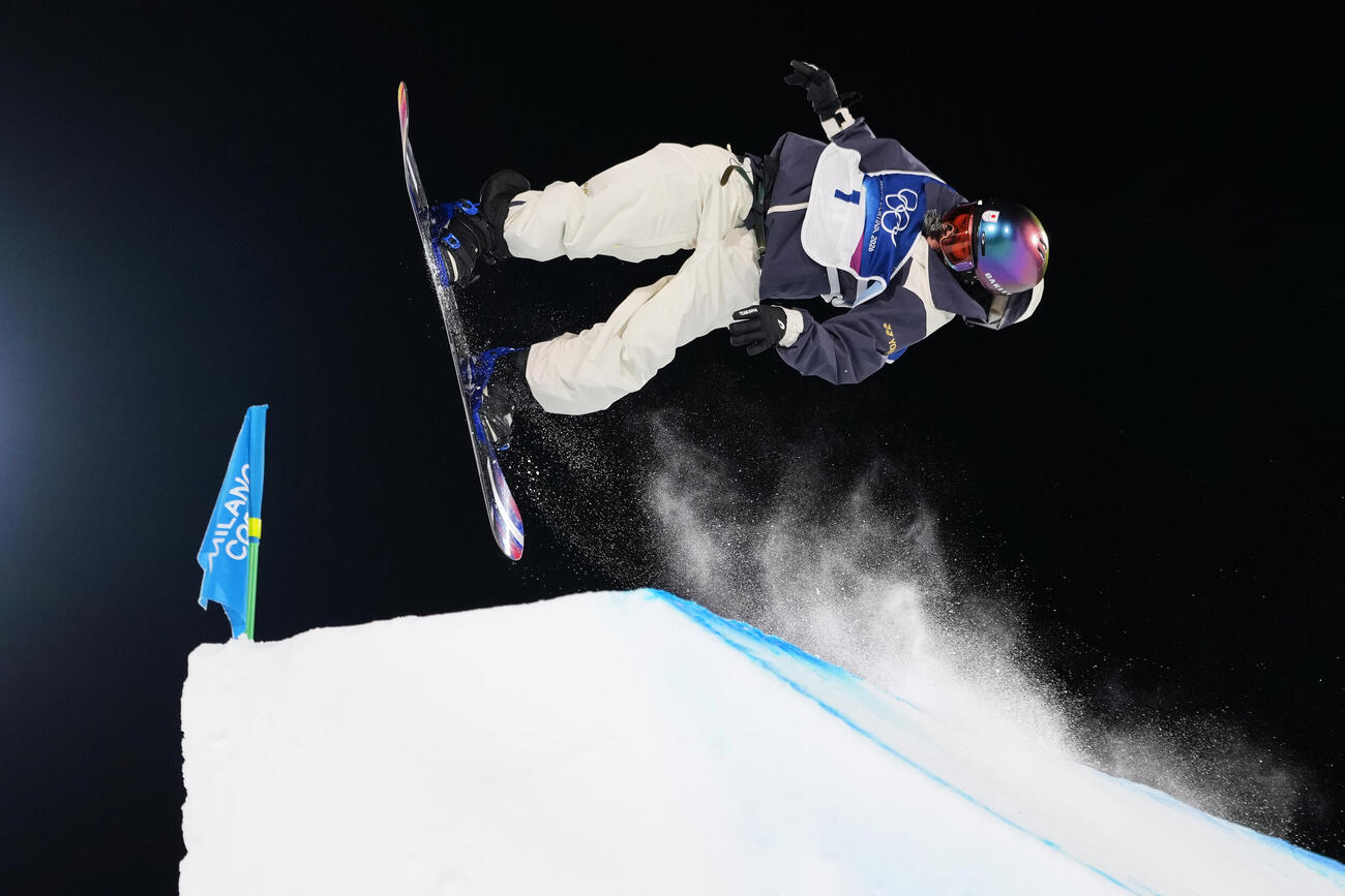 女子ビッグエア予選　村瀬心椛のジャンプ（AP）