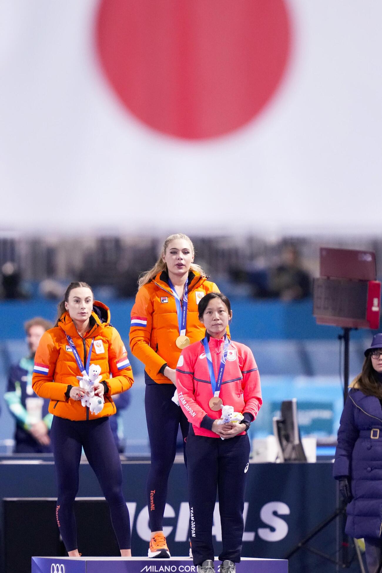 女子1000メートルで3大会連続のメダルとなる「銅」を獲得した高木美帆（右）。金メダルはユタ・レールダム、銀メダルはフェムケ・コク＝ミラノ（共同）