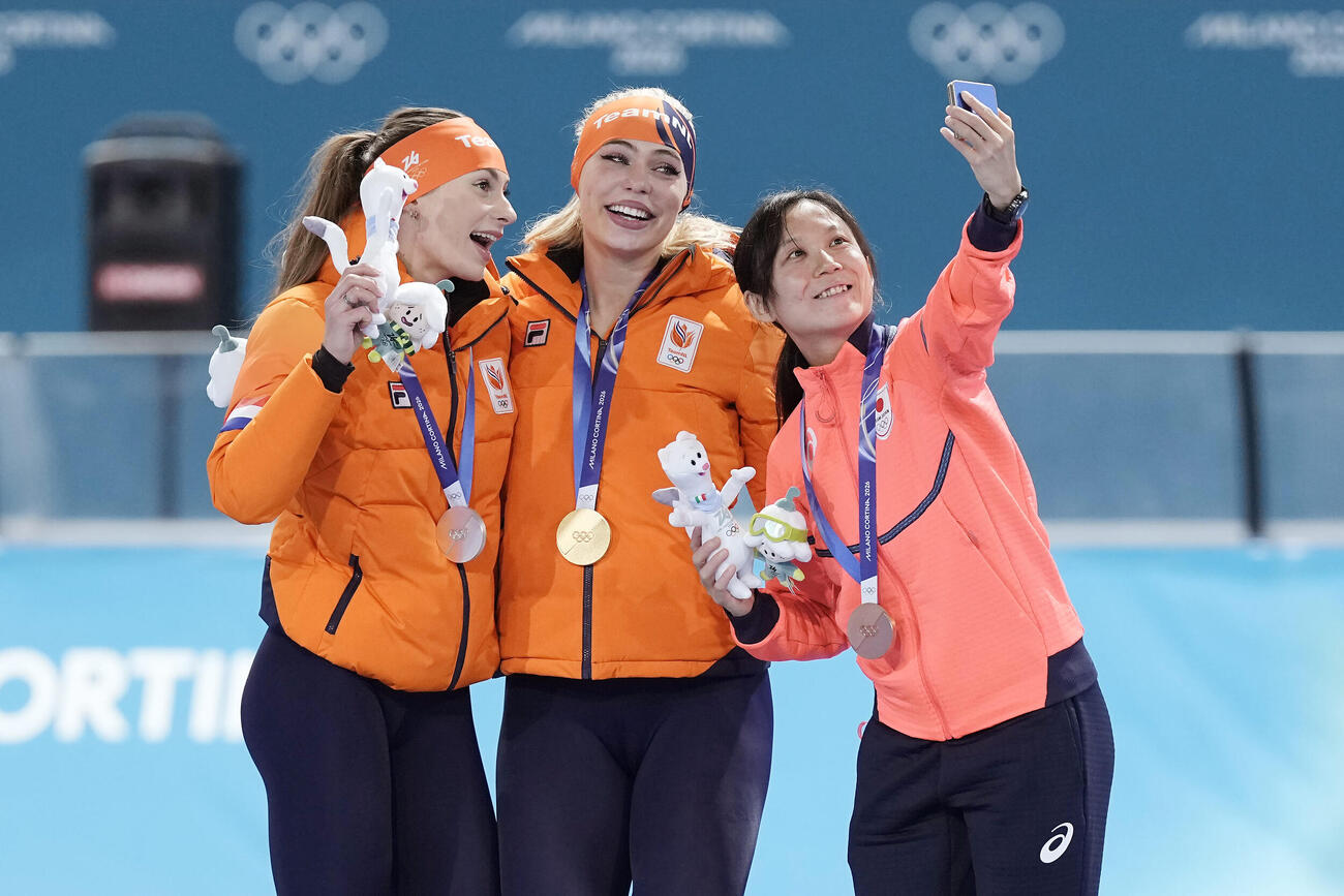 女子1000メートルで銅メダルを獲得し、表彰台で自撮りに納まる高木（右）。中央は金メダルのレールダム、左は銀メダルのコク（撮影・前田充）