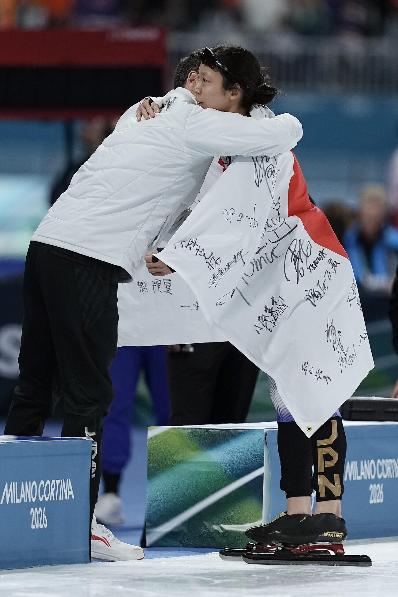 女子1000メートルで銅メダルを獲得し、ヨハン・コーチと抱き合う高木（撮影・前田充）