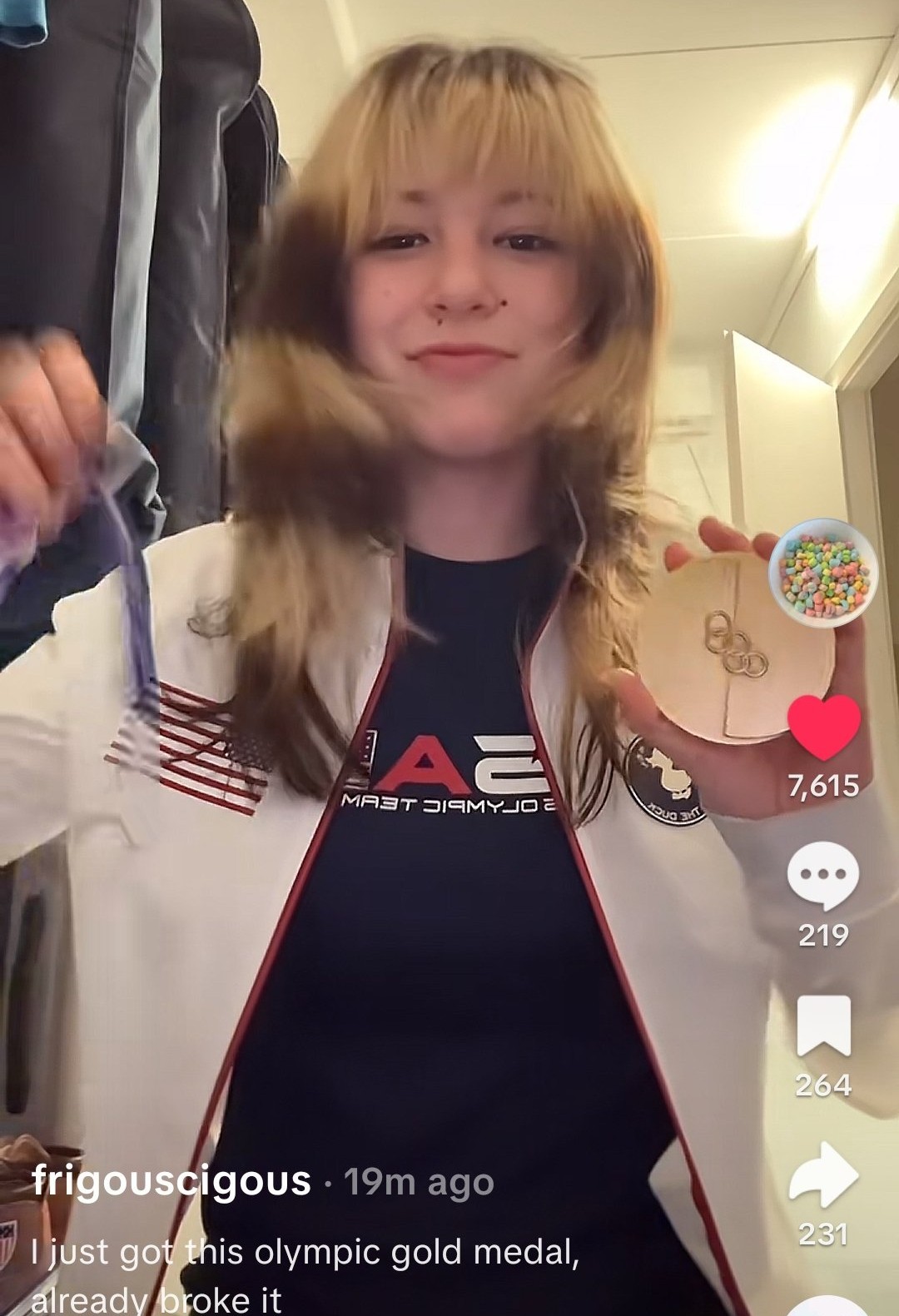 金メダルの破損をSNSで報告する米女子アリサ・リウ