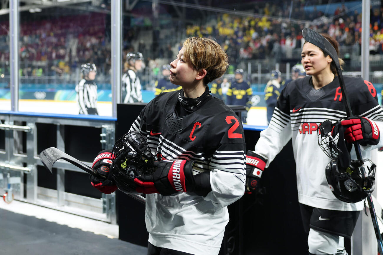 日本対スウェーデン　予選敗退が決まり、悔しそうに引き揚げる小池（左）と細山田（撮影・前田充）