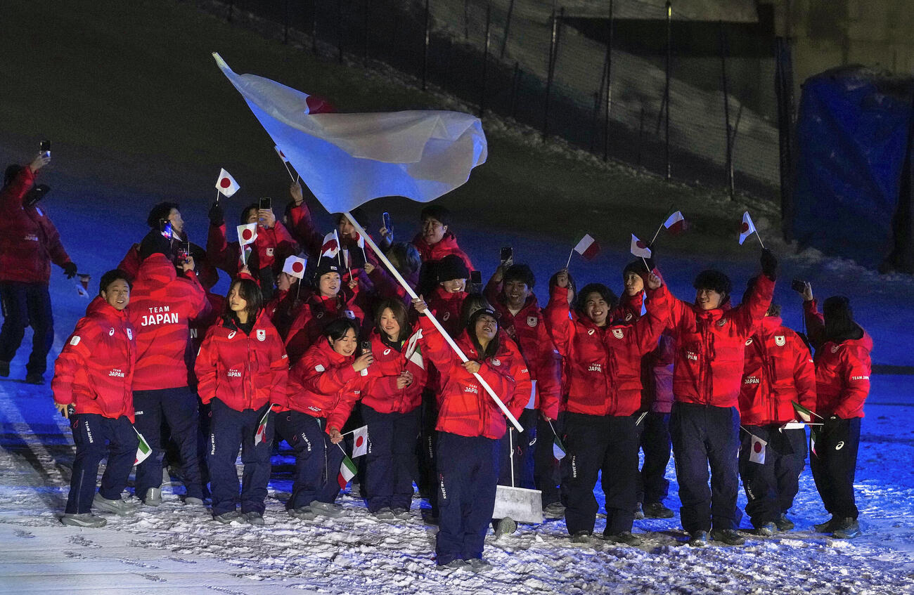 ミラノ・コルティナ五輪の開会式に臨む旗手の冨田（中央）ら日本選手団（代表撮影）