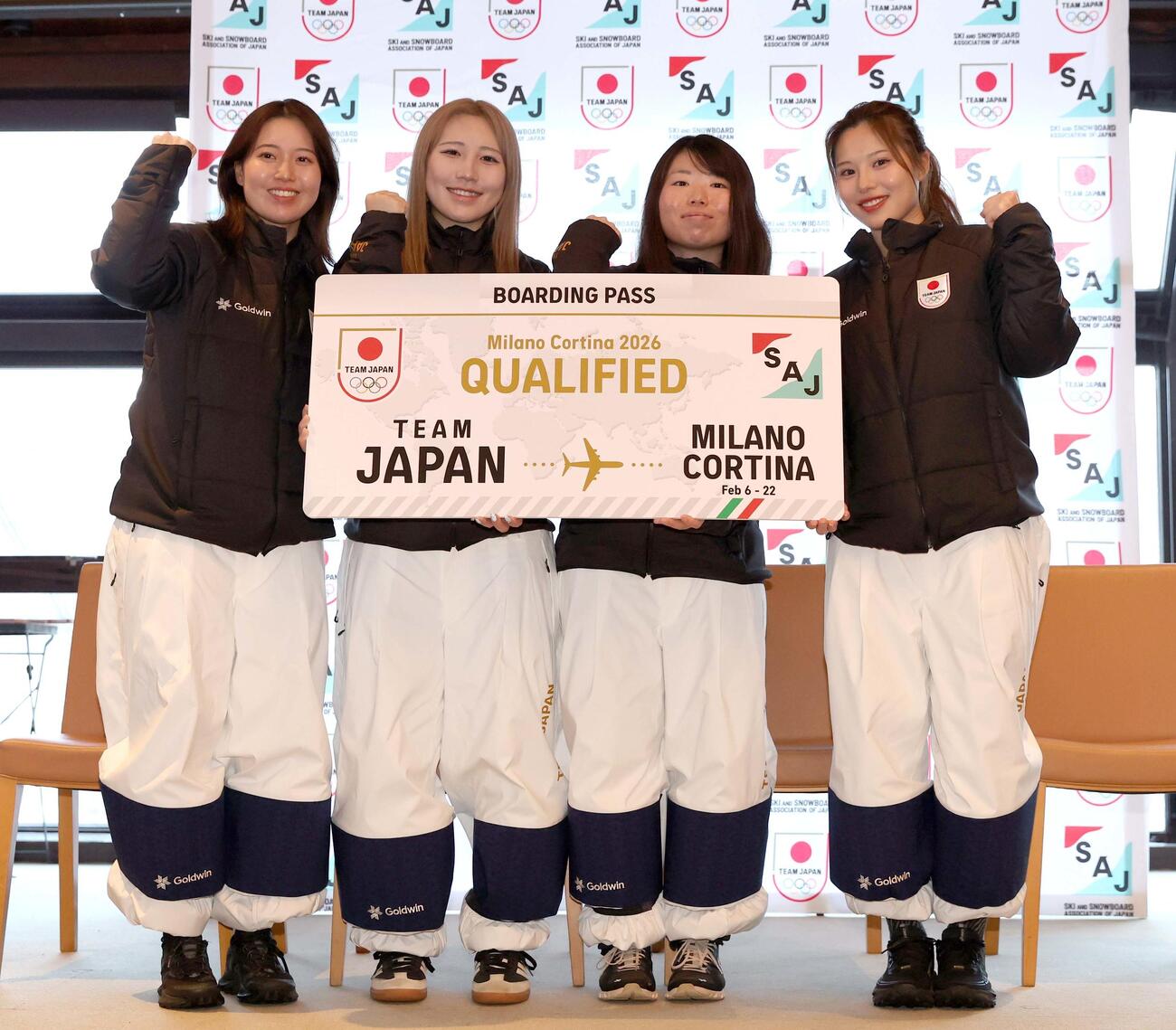 ミラノ・コルティナ冬季五輪に向け意気込む女子モーグル日本代表の左から藤木、柳本、冨高、中尾（撮影・黒川智章）