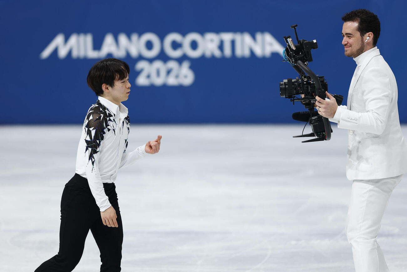 男子SPの演技を終え、カメラに向かってポーズをとる鍵山（2026年2月撮影）