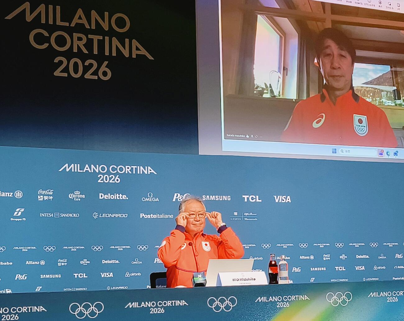 ミラノ・コルティナ五輪の中間記者会見に出席した伊東秀人団長とアンテルセルバからリモート参加の原田雅彦副団長（撮影・木下淳）