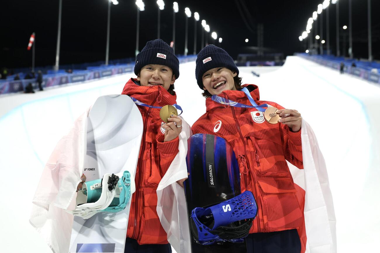 金メダルを手に笑顔の戸塚（左）と銅メダルの山田（撮影・前田充）