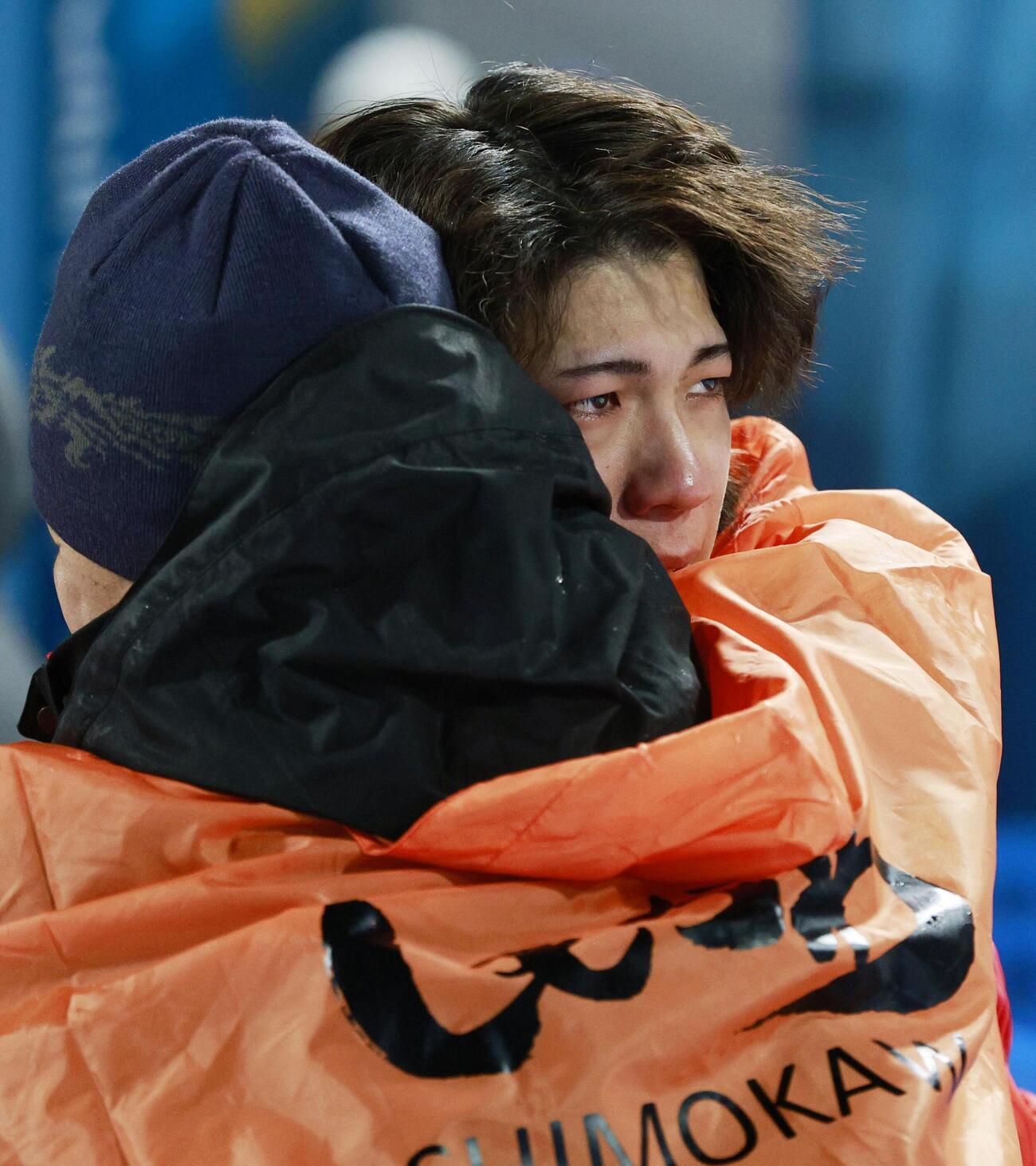 男子個人ラージヒルで金メダルを逃し、父学さんと抱き合う二階堂蓮＝プレダッツォ（共同）