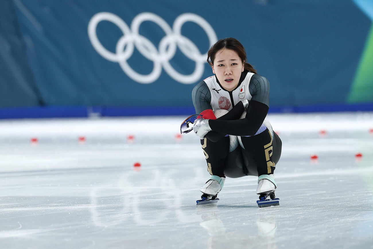 女子500メートルで滑走を終え、悔しそうに座り込む吉田（撮影・前田充）