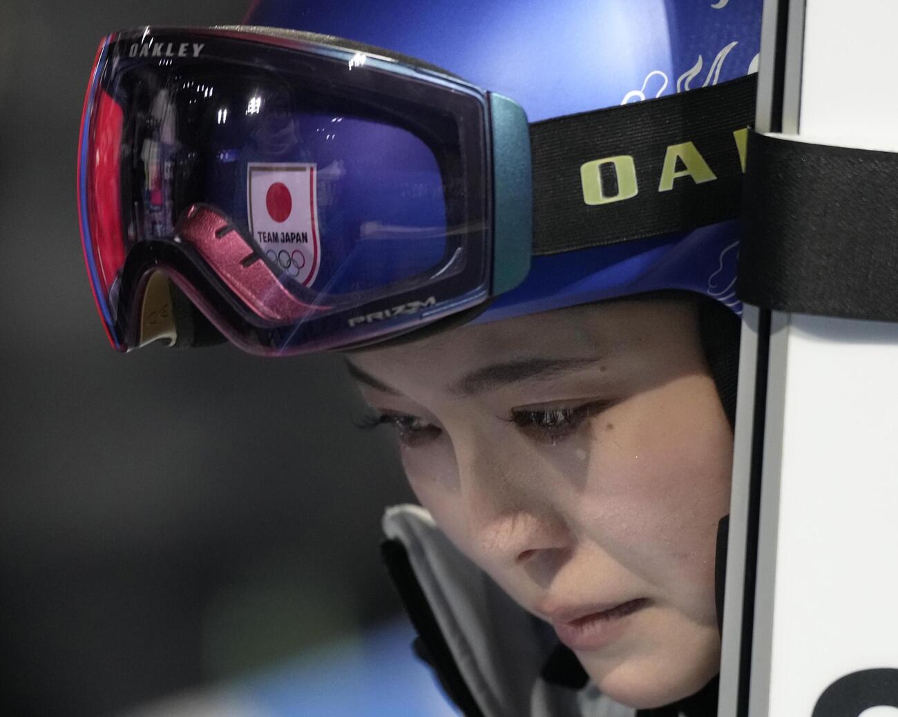 女子個人ラージヒルを終えた高梨沙羅。大粒の涙がこぼれ落ちた（共同）