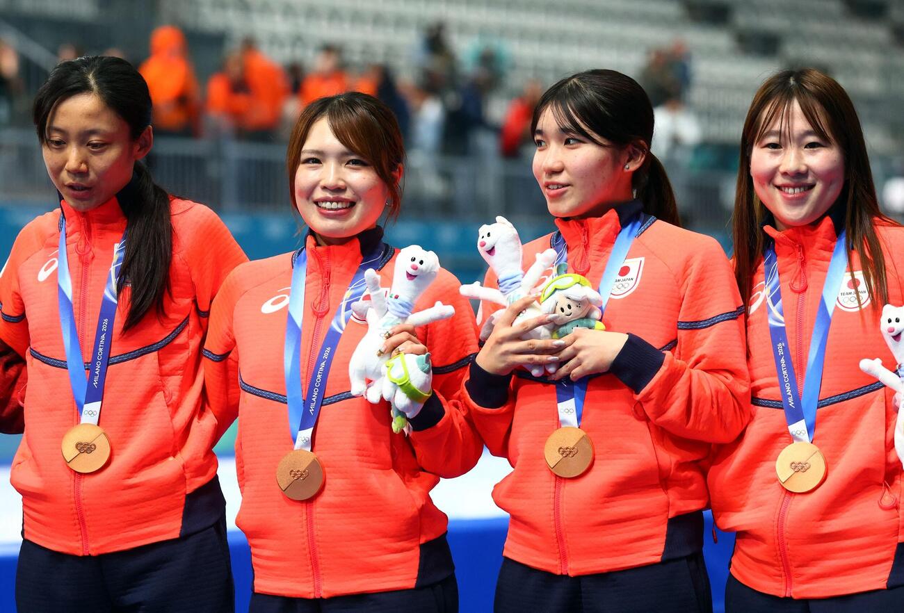 スピードスケート女子団体追い抜きで銅メダルを獲得した日本。左から高木美帆、佐藤綾乃、、野明花菜、堀川桃香（ロイター）
