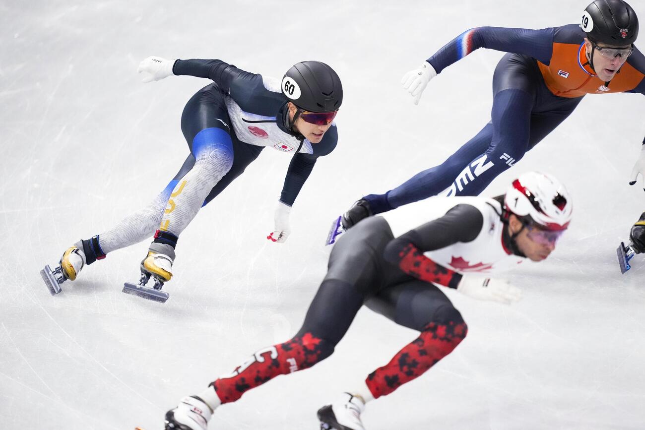 男子500メートル予選　滑走する吉永一貴（左）（共同）