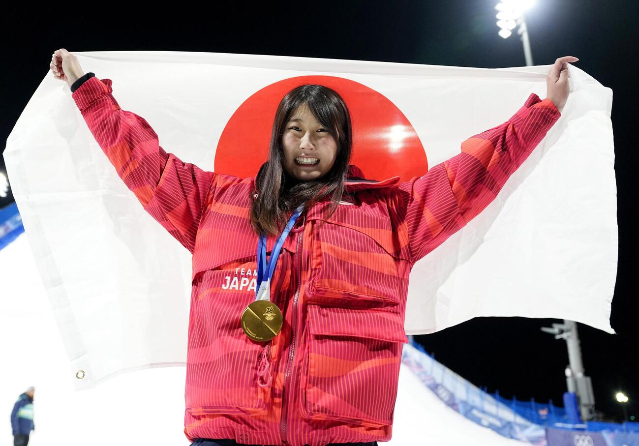 女子ビッグエアで金メダルを獲得し、日の丸を掲げる村瀬心椛（共同）