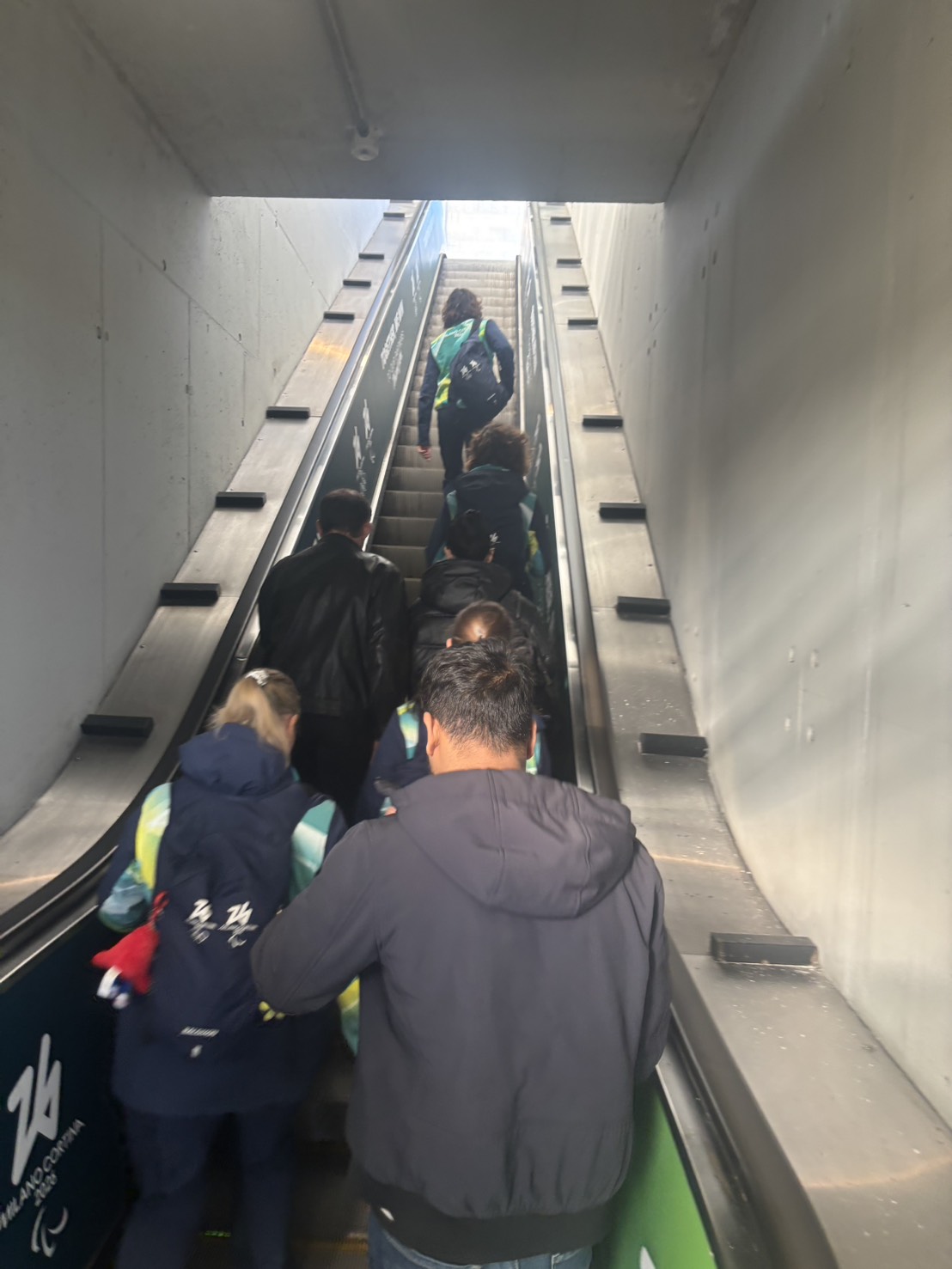 フィギュアスケート会場の最寄り駅のエスカレーター。イタリアは右立ち（撮影・松本航）