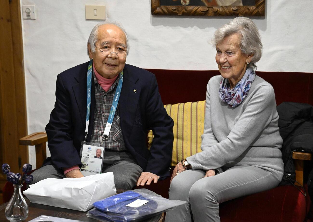 70年前の五輪で宿泊していたホテルを訪れ、再会したマヌエラ・アンジェリさん（右）と当時を懐かしむ猪谷千春さん（共同）